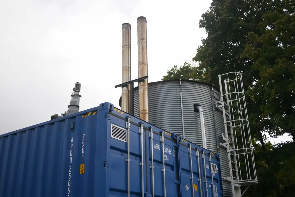 container chaufferie, silo agricole avec plaquettes et cheminée