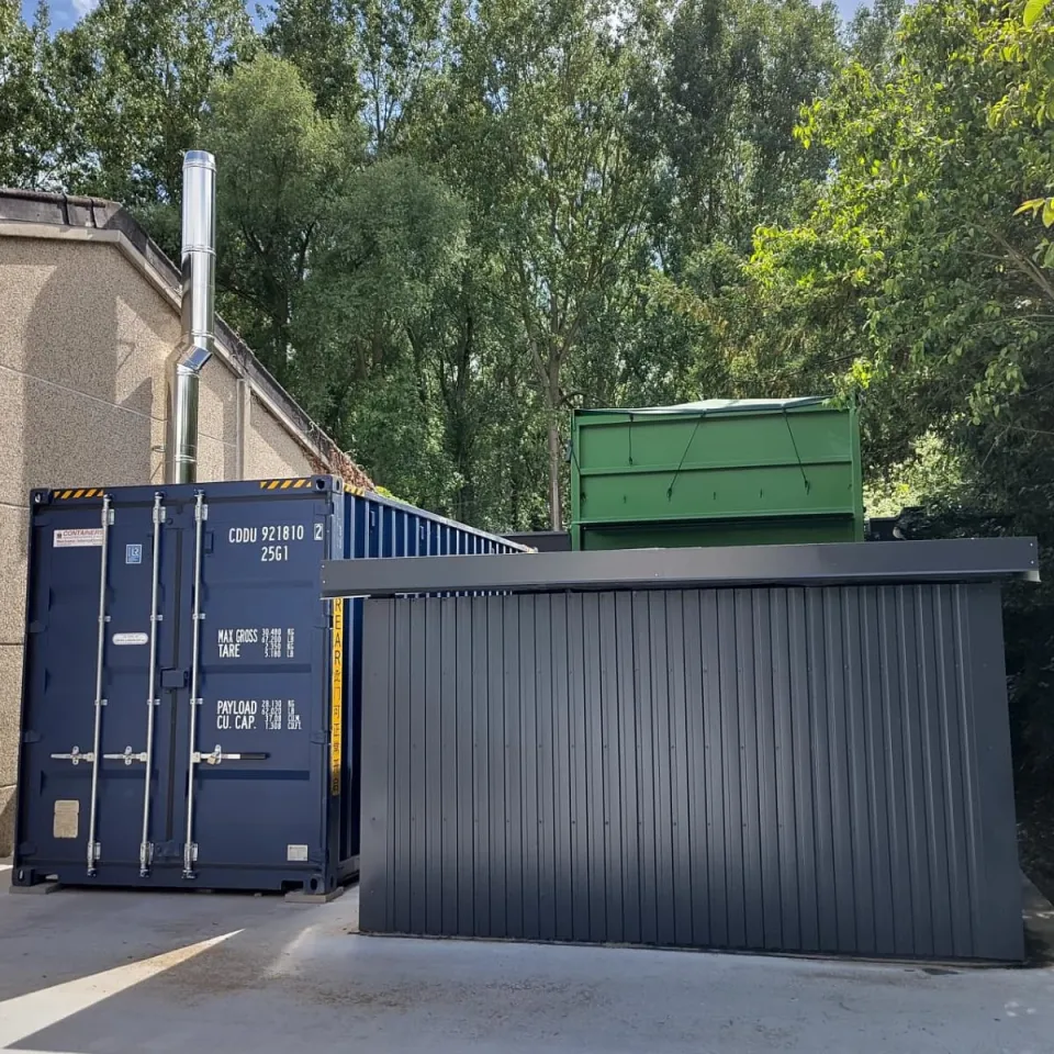 container tampon avec plaquettes bois et container avec la chaufferie