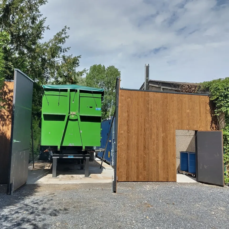 container mobile rempli de plaquettes bois