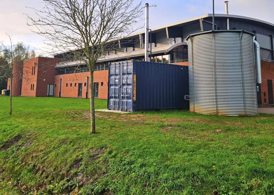Chaufferie bois externalisée en container du centre sportif de la commune de Fernelmont