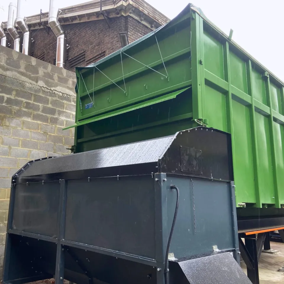 Container mobile avec auge de réception des plaquettes de bois