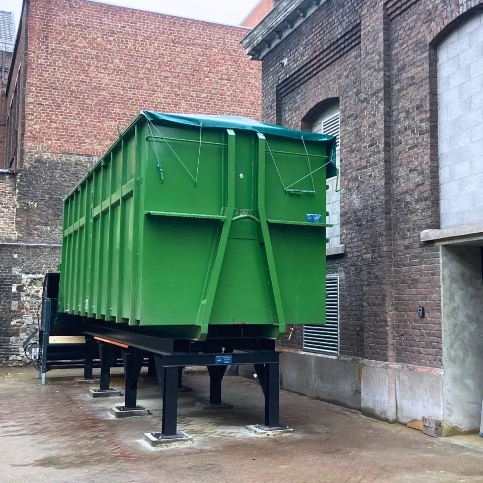 container mobile contenant les plaquettes de bois déchiquetés