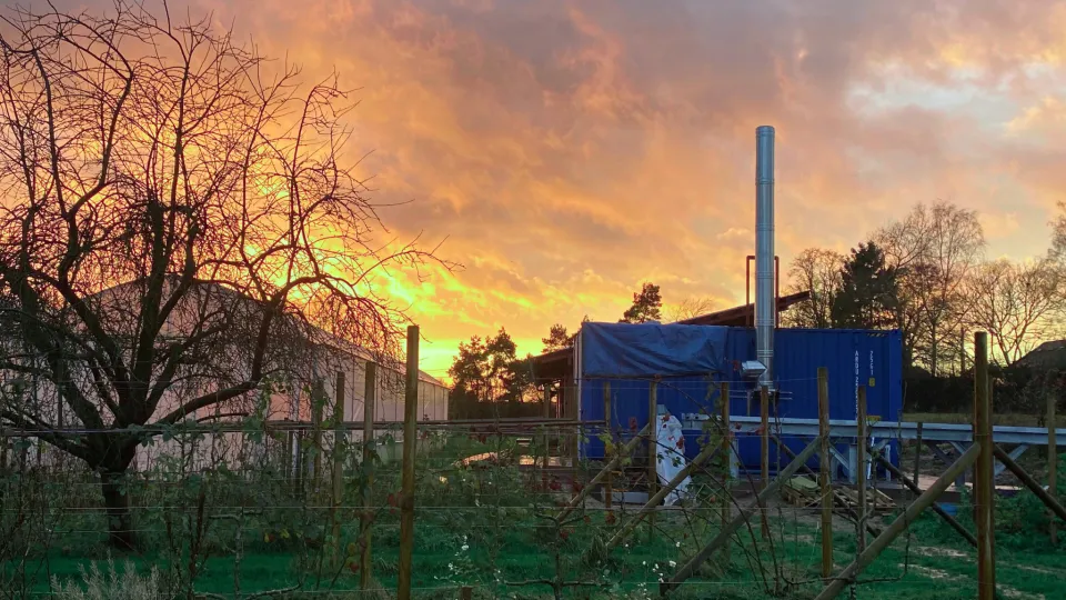 Chaufferie bois lors du couché de soleil