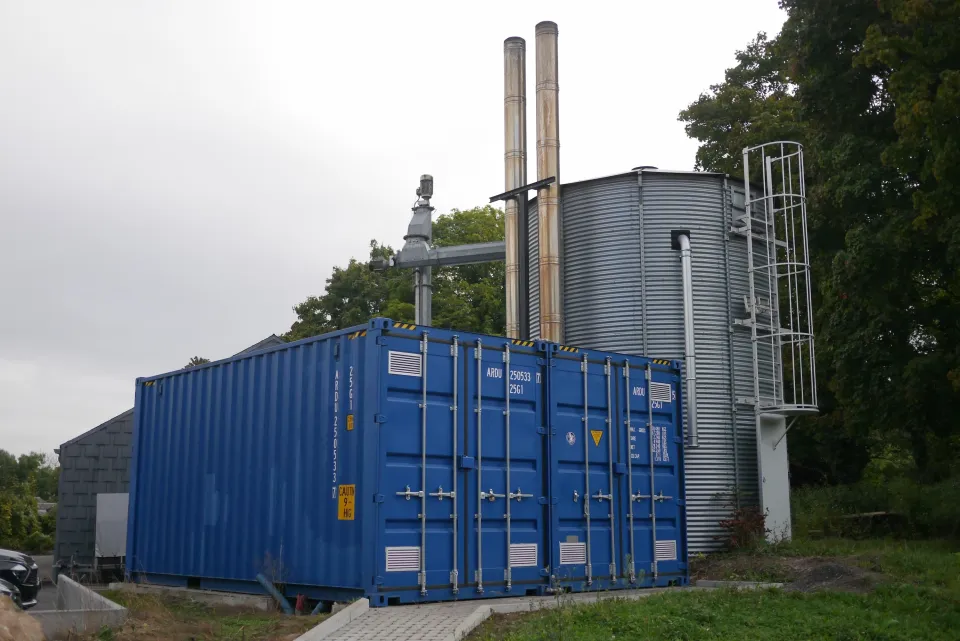 double container avec la chaufferie et silo agricole contenant les plaquettes