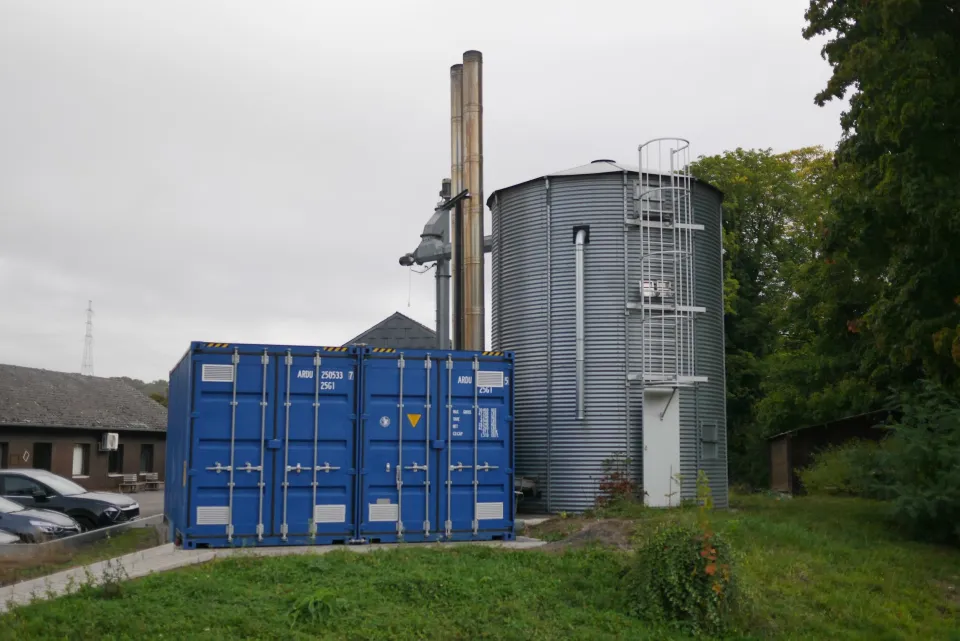 double container avec la chaufferie et silo agricole contenant les plaquettes