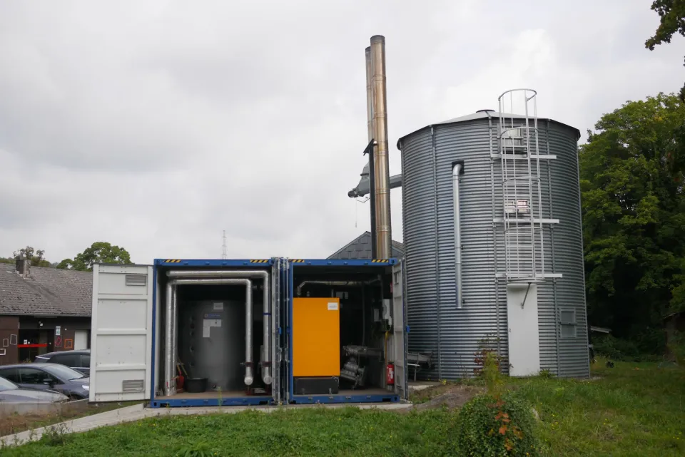 double container extérieur avec les chaudières biomasse et les ballons tampon ainsi que le silo agricole