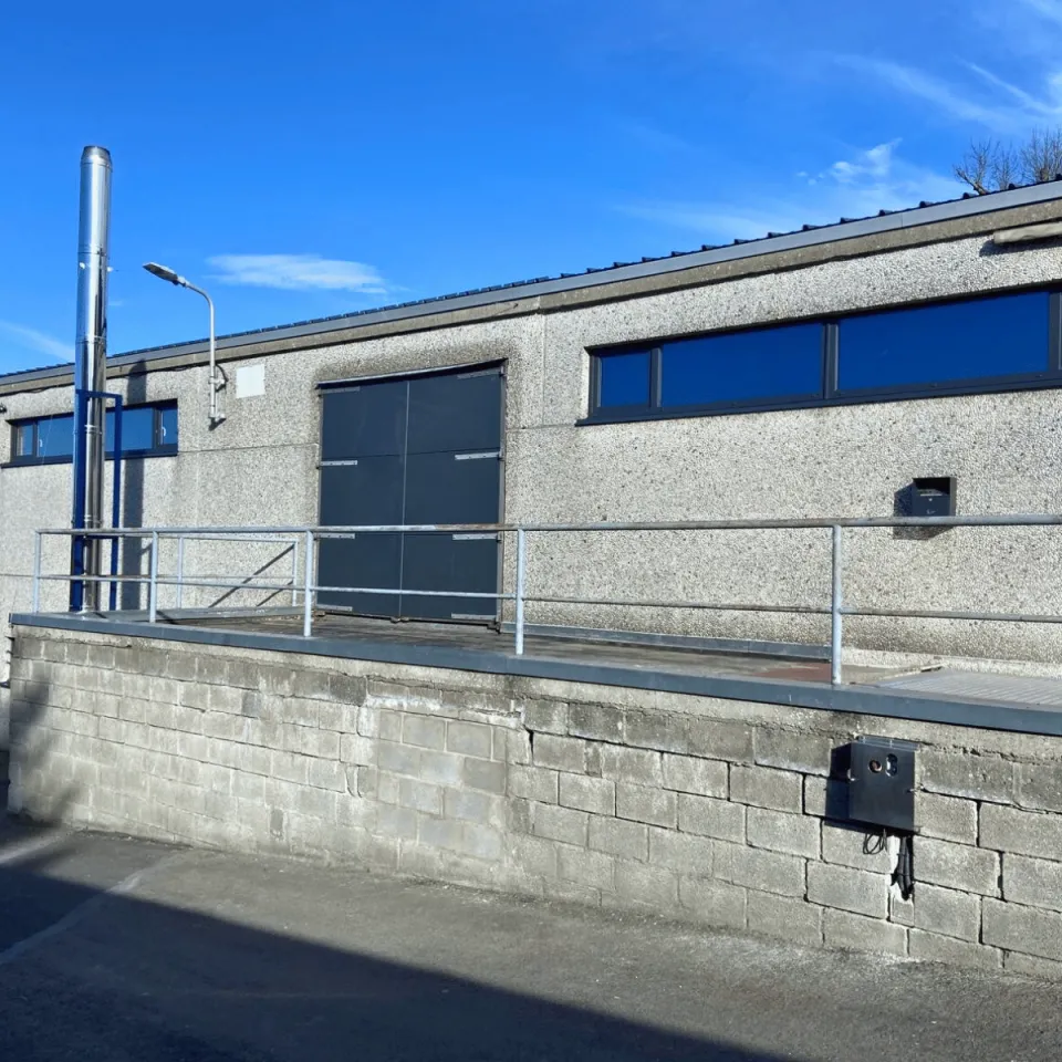 batiment sous lequel se trouve la chaufferie biomasse de Jalhay