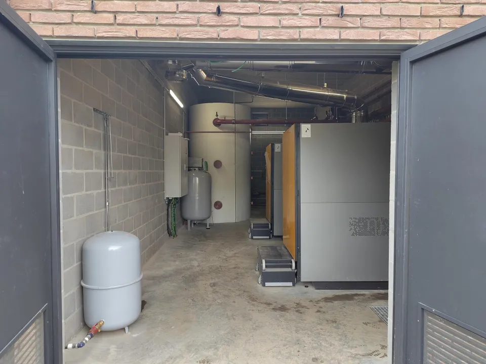 Intérieur de la chaufferie biomasse avec chaudière et ballon tampon
