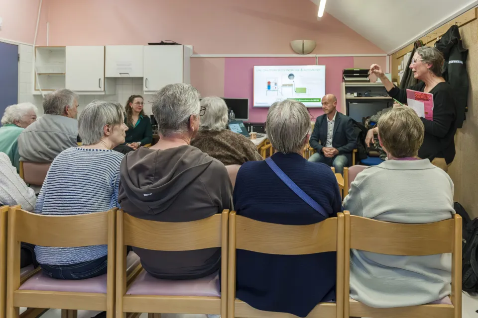 explication de la chaufferie aux résidents lors de l'inauguration
