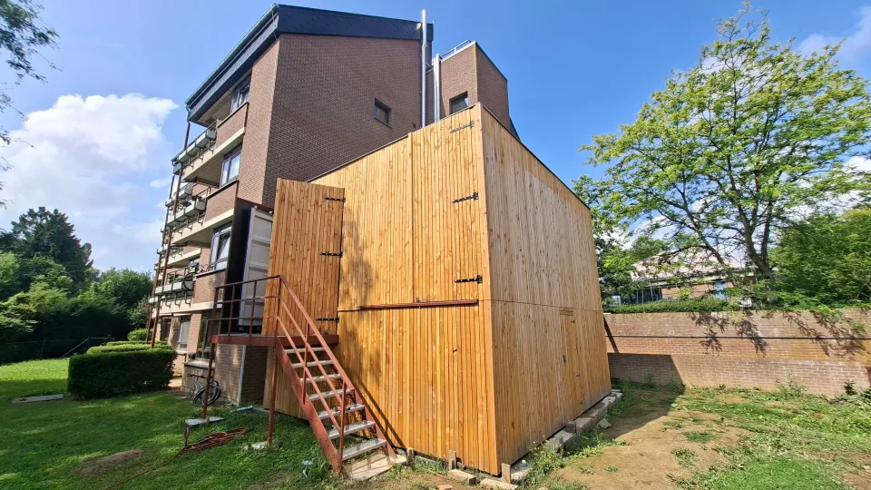 chaufferie biomasse externe aux bâtiments du CPAS avec bardage