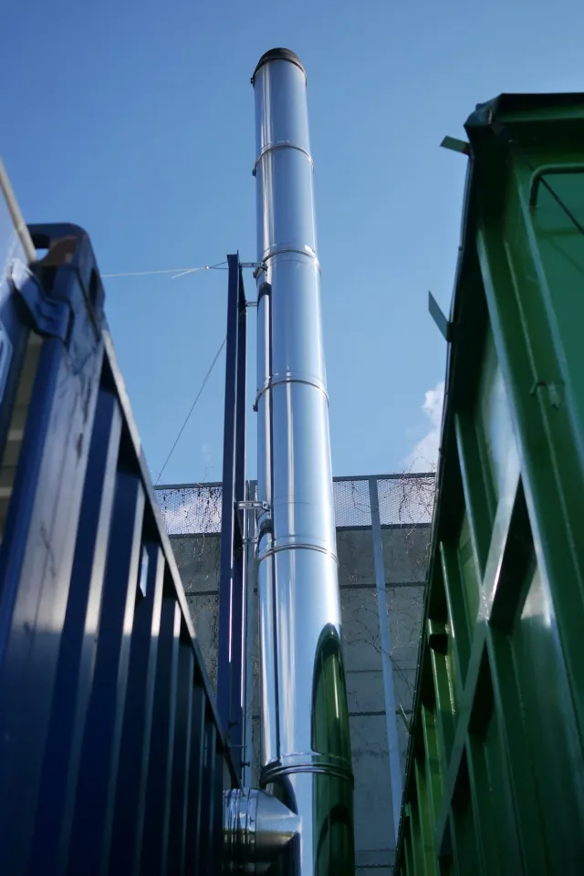 cheminée entre le container contenant la chaufferie et le container silo mobile