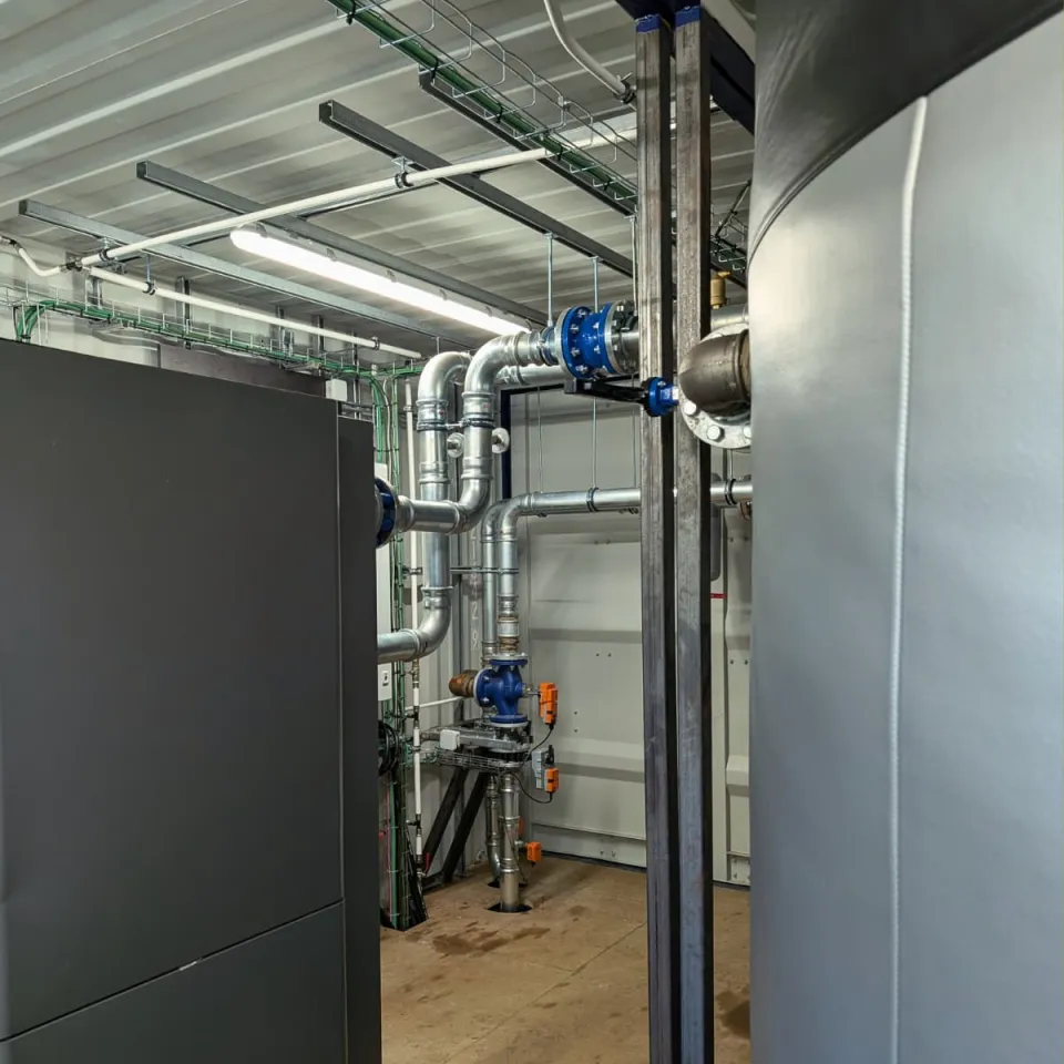 intérieur de la chaufferie biomasse avec chaudière et ballon tampon