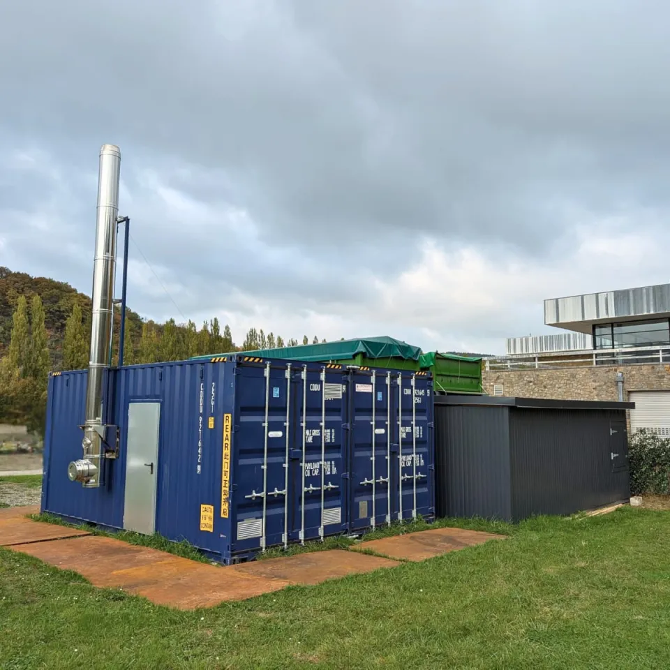 2 containers contenant la chaufferie et le silo tampon de stockage