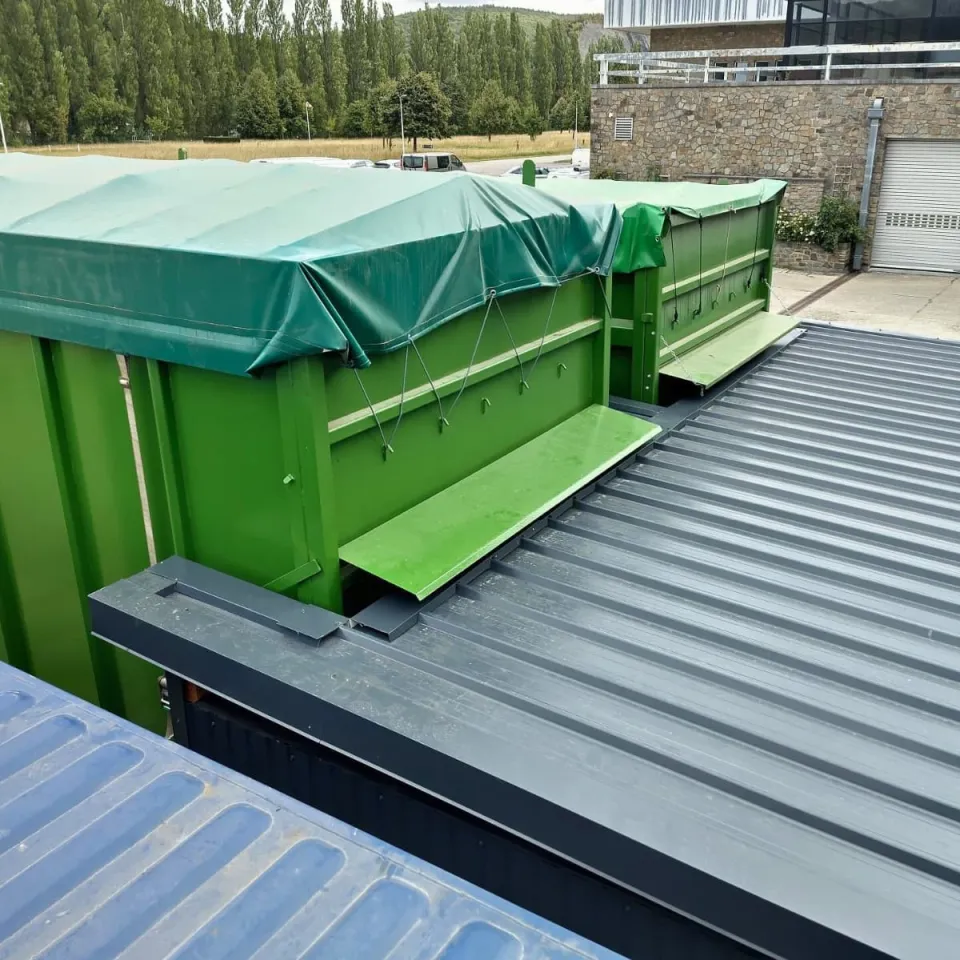 2 containers mobiles contenant les plaquettes de bois