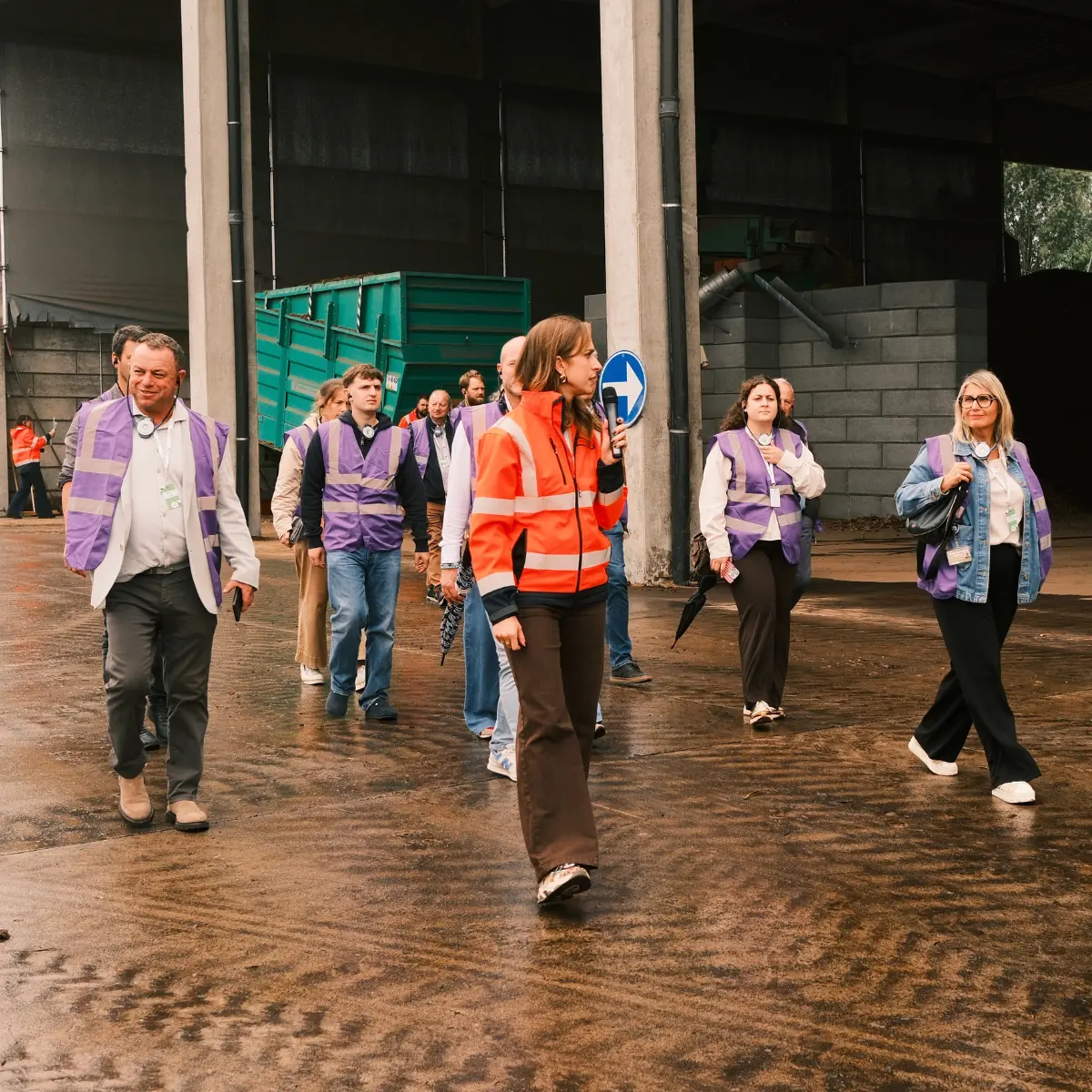 groupe marchant durant la visite de la plateforme