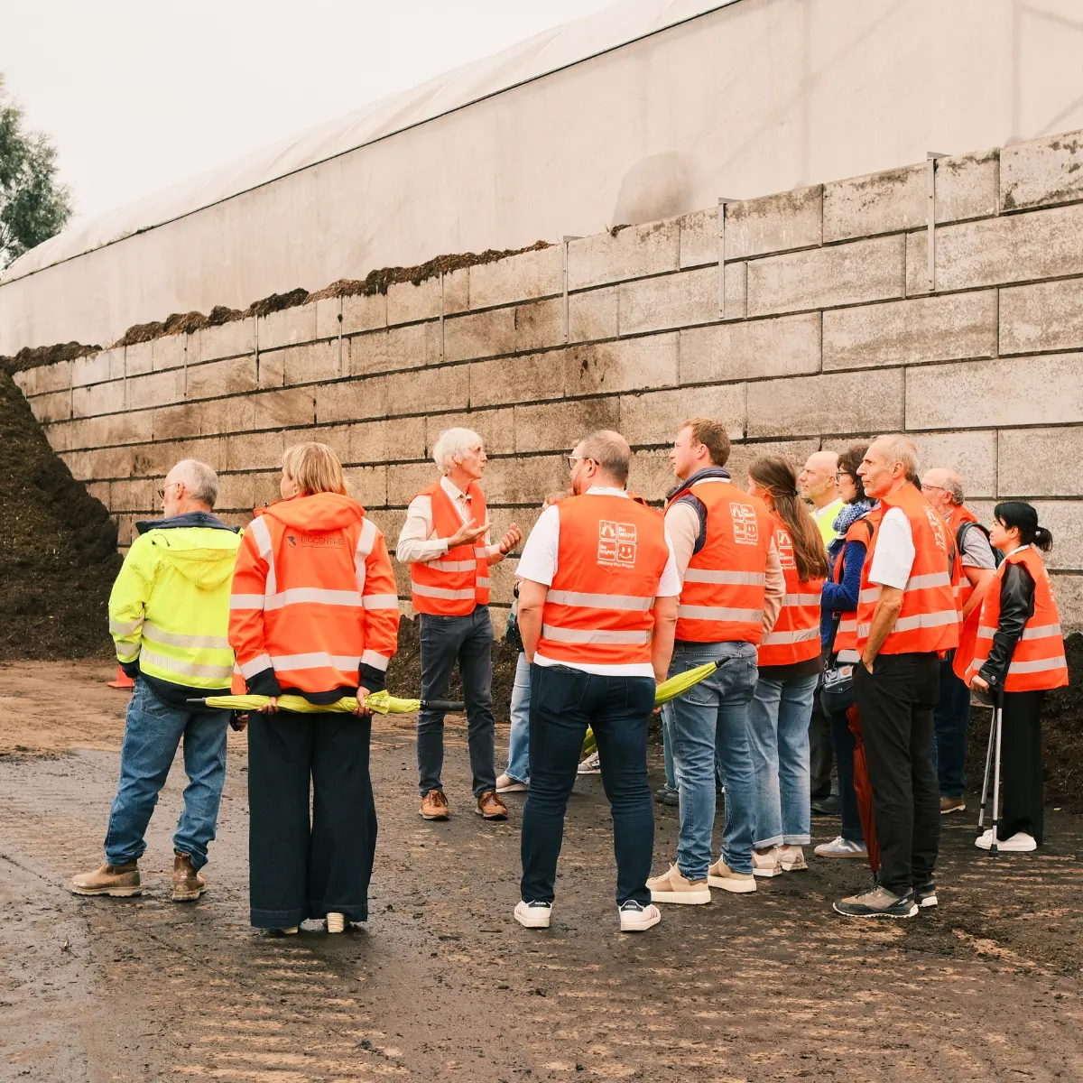 groupe durant la visite de la plateforme