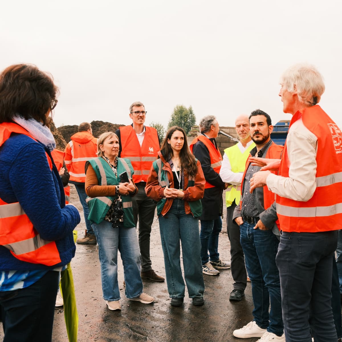 groupe écoutant Frédéric Bourgois durant la visite de la plateforme