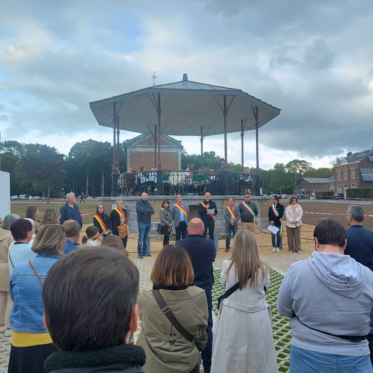 Rassemblement sur la place de Belle Maison pour l'inauguration